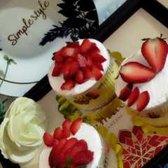 تحلية كيك الفانيليا بالفراولة والشوكولاته 🍓-レシピのメイン写真