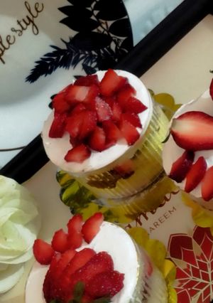 صورة لوصفة تحلية كيك الفانيليا بالفراولة والشوكولاته 🍓