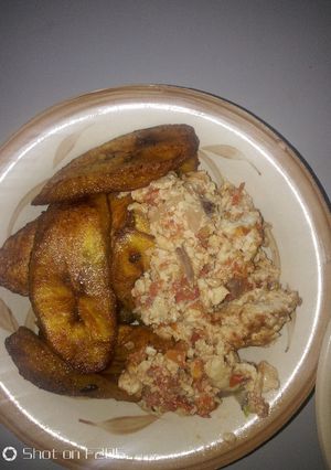A picture of Fried plantain and egg sauce.