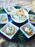 Canapés con paté de aguacate, queso 0% y frutos secos