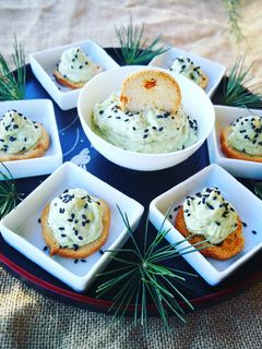 Una foto de Canapés con paté de aguacate, queso 0% y frutos secos