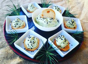 Foto principal de Canapés con paté de aguacate, queso 0% y frutos secos