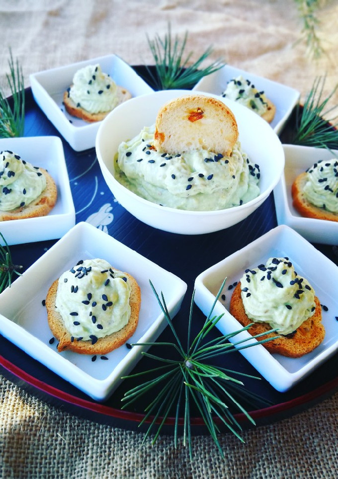 Una foto de Canapés con paté de aguacate, queso 0% y frutos secos