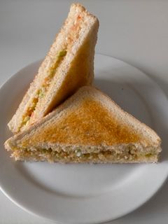 Una foto de Sándwich de guacamole, huevo y atún