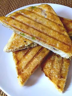 பிரட் தில்குஸ்/பிரட் சுவீட் சாண்ட்விச் (Bread Sweet Recipe in Tamil) செய்முறை முக்கிய புகைப்படம்