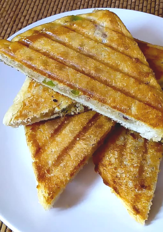 பிரட் தில்குஸ்/பிரட் சுவீட் சாண்ட்விச் (Bread Sweet Recipe in Tamil) செய்முறை முக்கிய புகைப்படம்