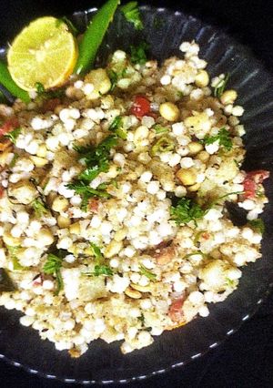 સાબુદાણાની ખીચડી (Sabudana Khichdi Recipe In Gujarati) રેસીપી મુખ્ય ફોટો