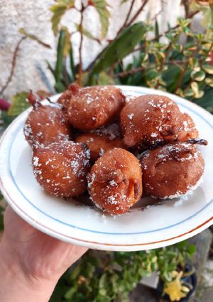 Una foto de Buñuelos de manzana y canela