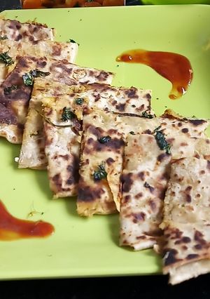 A picture of Aloo paratha.