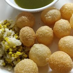 A picture of Gol gappe.