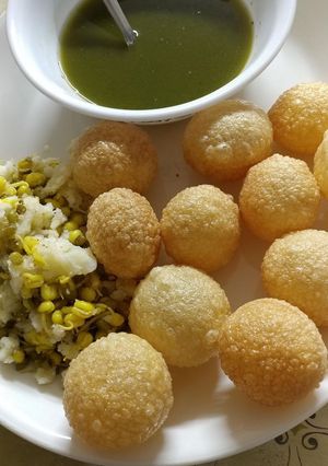 A picture of Gol gappe.