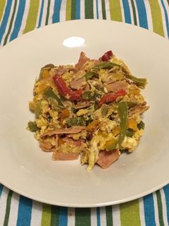Una foto de Huevos revueltos con pimientos y jamón