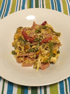 Una foto de Huevos revueltos con pimientos y jamón