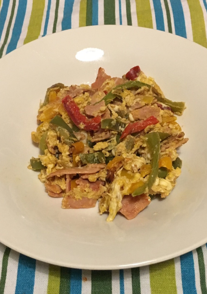 Una foto de Huevos revueltos con pimientos y jamón
