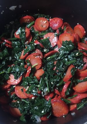 Una foto de Salchicha para asar con espinacas