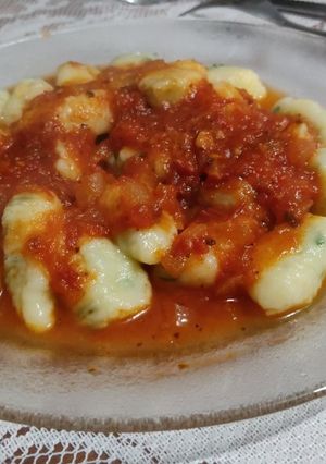Una foto de Ñoquis de ajo y perejil