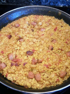 Una foto de Paella de longanizas