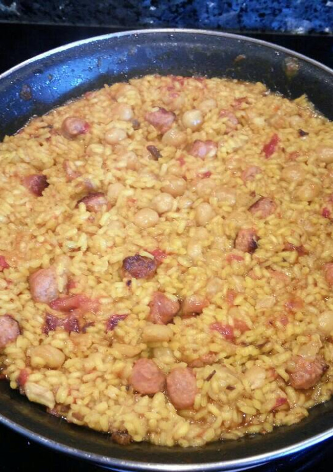 Una foto de Paella de longanizas