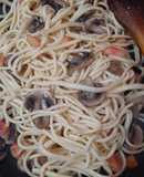 Tallarines con tomates y champiñones salteados