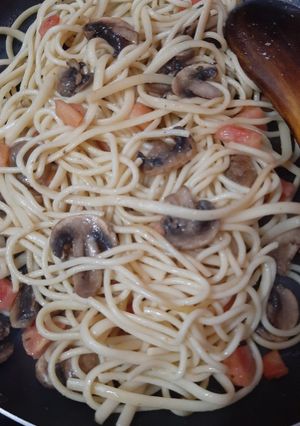 Una foto de Tallarines con tomates y champiñones salteados