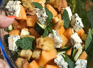 Foto di Panzanella melone 🍈e cetrioli 🥒Insalatona estiva