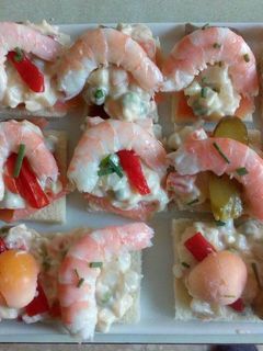 Una foto de Aperitivo de ensaladilla con langostino y salmón