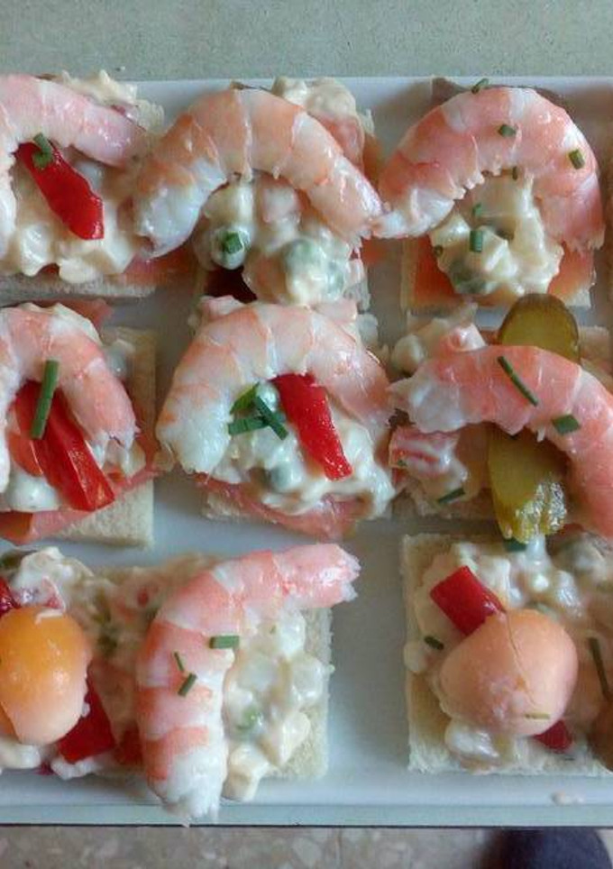 Una foto de Aperitivo de ensaladilla con langostino y salmón