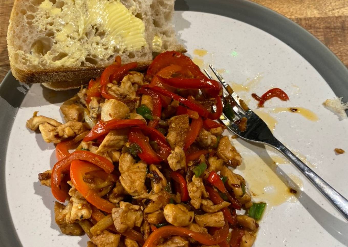 Hot chilly chicken with buttery bread