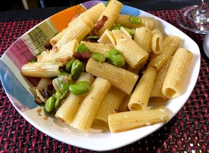Una foto de Pasta guanciale fave e pecorino
