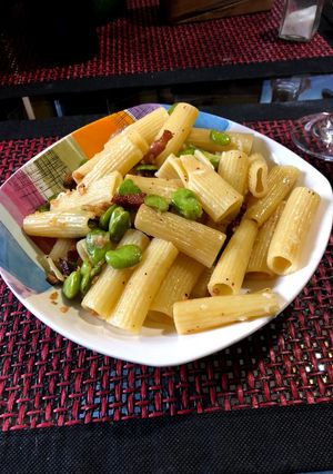 Una foto de Pasta guanciale fave e pecorino