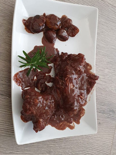 Una foto de Conejo en salsa de chocolate y castañas