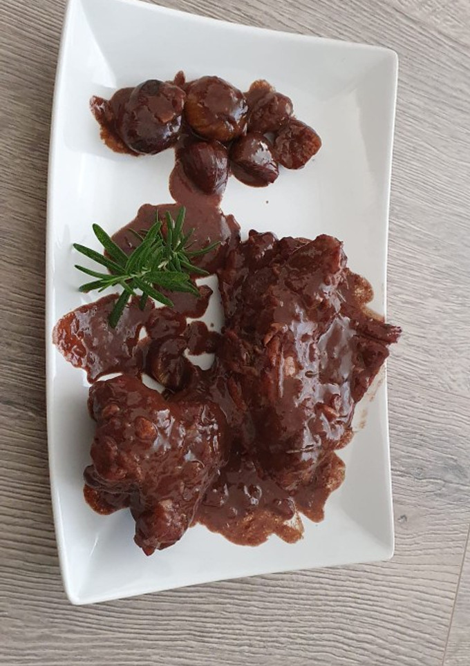 Una foto de Conejo en salsa de chocolate y castañas