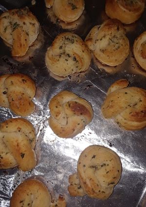 A picture of Simple Garlic Knots.