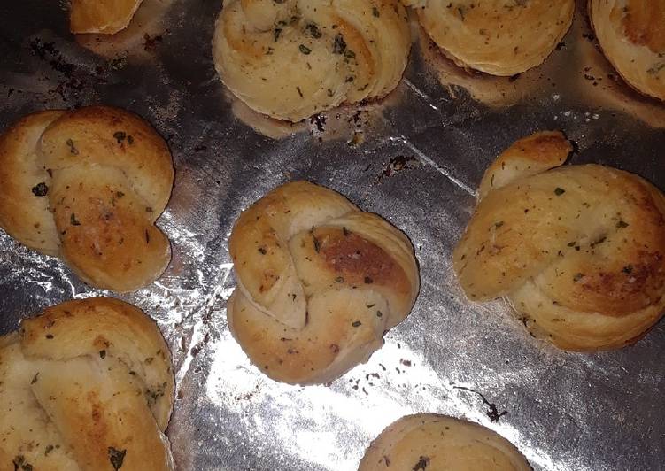 How to Make Super Quick Homemade Simple Garlic Knots