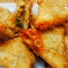 Aloo ke samosay A picture of Aloo ke samosay.