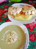Crema de verduras acompañado de arepas rellenas