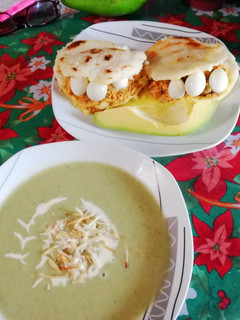 Una foto de Crema de verduras acompañado de arepas rellenas