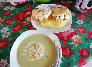 Una foto de Crema de verduras acompañado de arepas rellenas