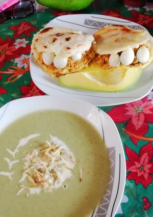 Una foto de Crema de verduras acompañado de arepas rellenas