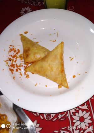 A picture of Chicken samosa.