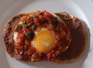 Una foto de Tortillas con huevo y salsa ranchera