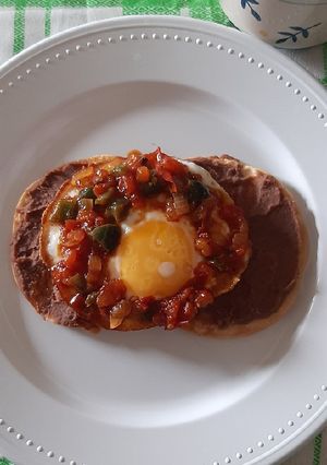Una foto de Tortillas con huevo y salsa ranchera