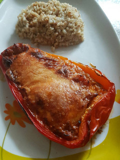 Una foto de Pimientos rojos rellenos acompañados con arroz integral y quinoa