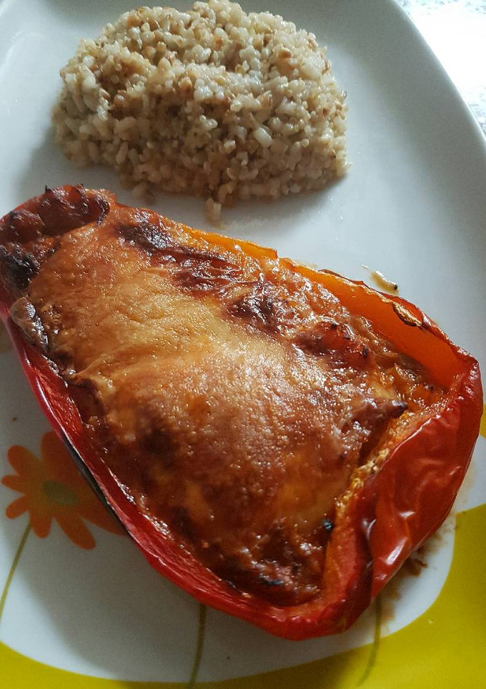 Una foto de Pimientos rojos rellenos acompañados con arroz integral y quinoa