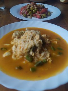 Una foto de Arroz caldoso con pollo y verduras!