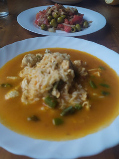 Una foto de Arroz caldoso con pollo y verduras!