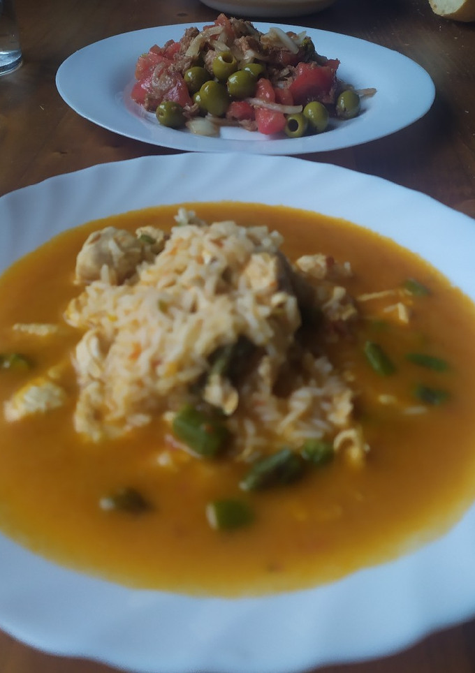 Una foto de Arroz caldoso con pollo y verduras!
