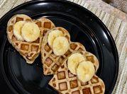 Una foto de waffle de avena y plátano