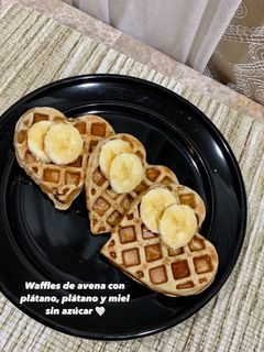 Una foto de Waffles de avena y plátano 🍌🤍