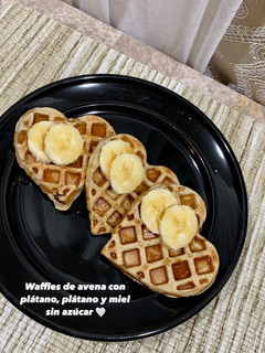 Una foto de Waffles de avena y plátano 🍌🤍
